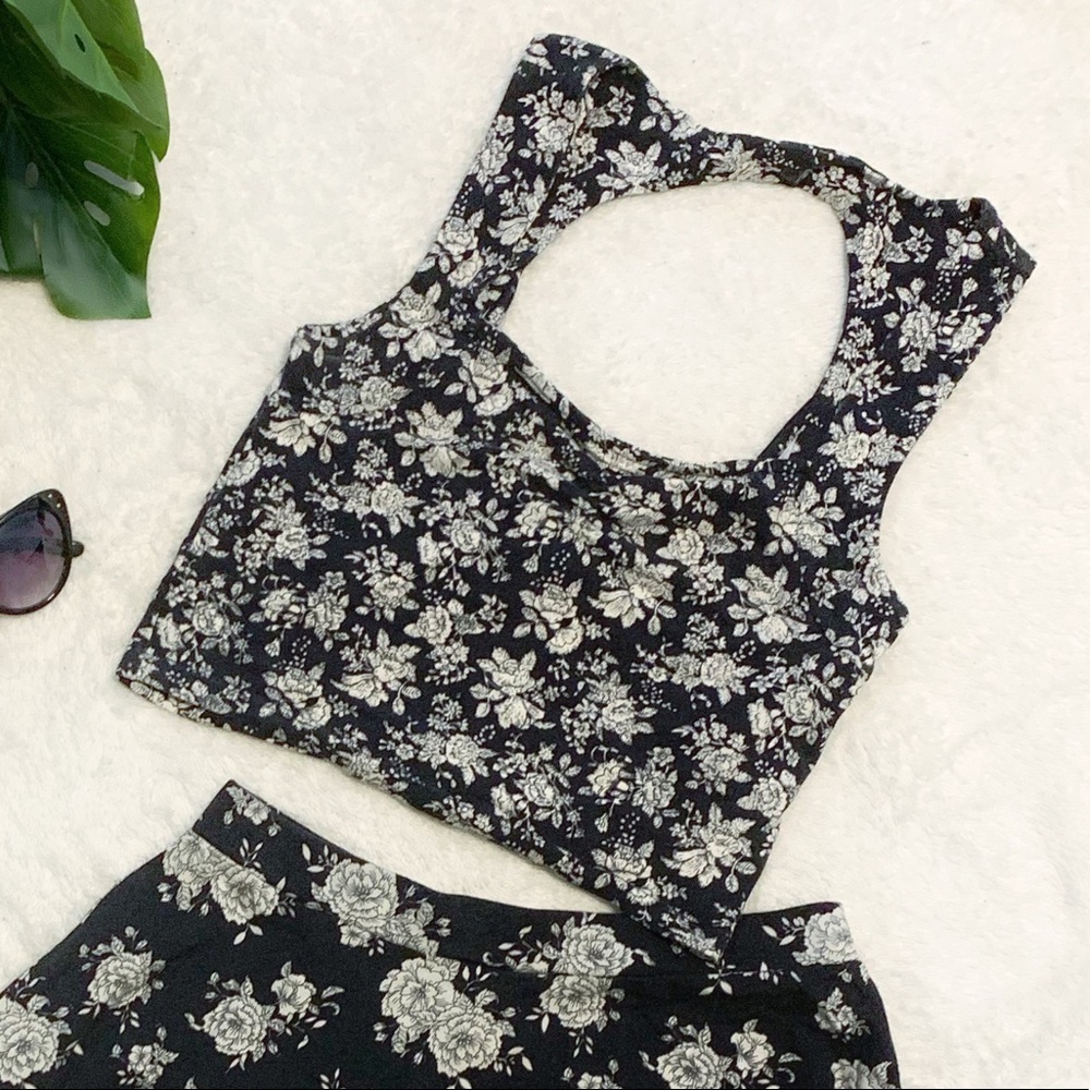 🌸 5 for $25🌸 Forever21 black floral crop top